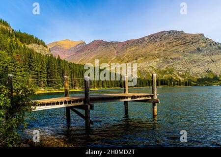 Kleiner hölzerner Pier am Swiftcurrent Lake, Glacier National Park, Montana, USA Stockfoto