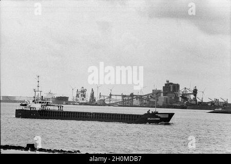 Hook of Holland, Niederlande. Das Binnenschiff Arlechhino fährt durch den Hafen von Rotterdam. Stockfoto