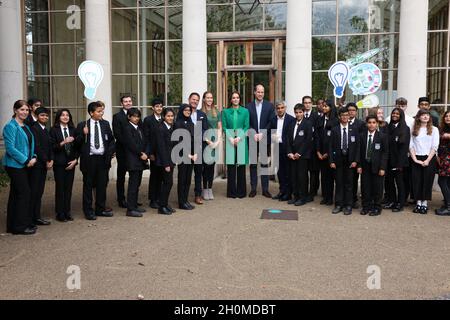 Der Herzog und die Herzogin von Cambridge zusammen mit Kindern der Heidenschule mit dem Londoner Bürgermeister Sadiq Khan (Mitte rechts), dem Fernsehmoderator Steve Backshall MBE (Mitte links) und der Olympierin Helen Glover (Mitte 2. Links) bei einem Besuch des Royal Botanic Gardens, Kew, im Süden Londons, Teilnahme an einer Generation Earthshot Veranstaltung. Bilddatum: Mittwoch, 13. Oktober 2021. Stockfoto