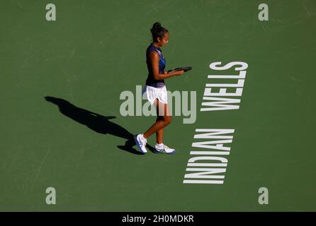 12. Oktober 2021 Leylah Fernandez aus Kanada setzt sich während der BNP Paribas Open 2021 im Indian Wells Tennis Garden in Indian Wells, Kalifornien, gegen Shelby Rogers ein. Obligatorischer Bildnachweis: Charles Baus/CSM Stockfoto