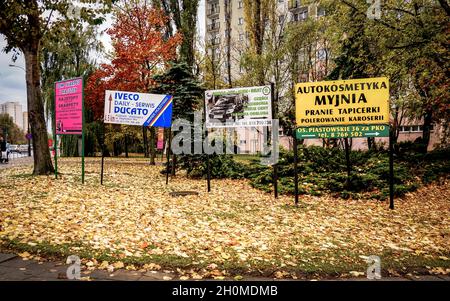 POSEN, POLEN - 28. Oktober 2016: Eine Nahaufnahme von Werbetafeln mit verschiedenen Anzeigen in der Stadt Posen, Polen Stockfoto