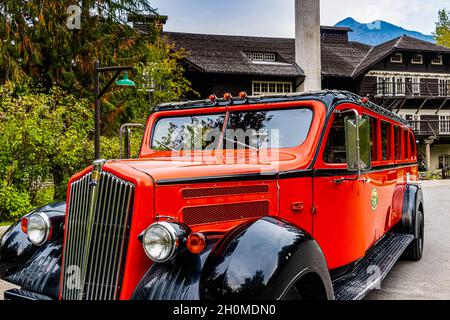 Historischer roter Bus in der Lake McDonald Lodge, Glacier National Park, Montana, USA Stockfoto