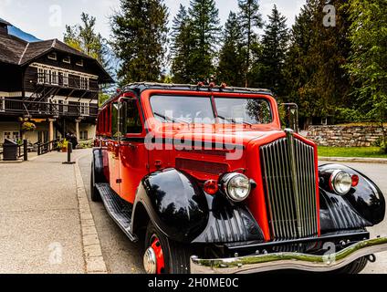 Historischer roter Bus in der Lake McDonald Lodge, Glacier National Park, Montana, USA Stockfoto