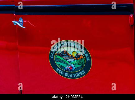 Nahaufnahme des historischen roten Busses in der Lake McDonald Lodge, Glacier National Park, Montana, USA Stockfoto