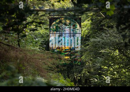 Sunlight on Cathedral, ein großes, hängendes Buntglasfenster des Aristen Kevin Atherton, Teil des Forest of Dean Sculpture Trail. Stockfoto