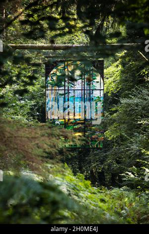 Sunlight on Cathedral, ein großes, hängendes Buntglasfenster des Aristen Kevin Atherton, Teil des Forest of Dean Sculpture Trail. Stockfoto