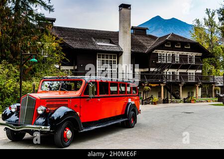 Historischer roter Bus in der Lake McDonald Lodge, Glacier National Park, Montana, USA Stockfoto