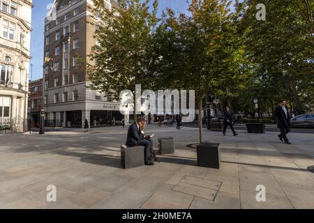 Geschäftsleute kehren zum Berkeley Square im Herzen von Mayfair zurück, wo der „Hedge Fund“ und „Private Equity Managers“, London, England, Großbritannien, beheimatet sind Stockfoto