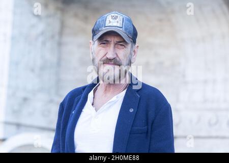 Rom, Italien. Oktober 2021. Der italienische Schauspieler Marco Giallini besucht die Fotoserie des italienischen Films 'IO sono Babbo Natale' auf dem Piazza Cavour in Rom (Foto: Matteo Nardone/Pacific Press) Quelle: Pacific Press Media Production Corp./Alamy Live News Stockfoto