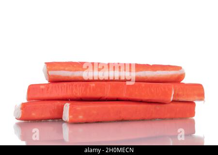 Mehrere gefrorene Krabbenstäbchen, Nahaufnahme, isoliert auf Weiß. Stockfoto