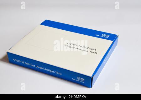 Ein NHS-Coronavirus-Heimtestkit. In England wurden zweimal wöchentlich Lateral-Flow-Tests der Öffentlichkeit zugänglich gemacht, die Ergebnisse liegen innerhalb von 30 Minuten vor. Stockfoto