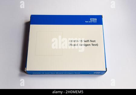 Ein NHS-Coronavirus-Heimtestkit. In England wurden zweimal wöchentlich Lateral-Flow-Tests der Öffentlichkeit zugänglich gemacht, die Ergebnisse liegen innerhalb von 30 Minuten vor. Stockfoto