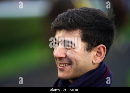 Der Jockey Marco Ghiani wurde von Racing TV auf der Rennbahn Kempton Park in Surrey interviewt. Bilddatum: Mittwoch, 13. Oktober 2021. Stockfoto
