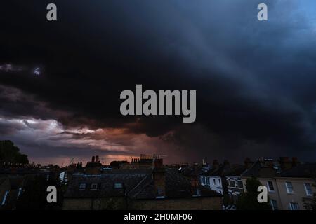Stormy Skies über dem Vorort London, großbritannien Stockfoto