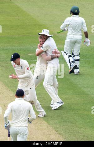 Der englische Ben Stokes feiert, dass der pakistanische Kapitän Sarfaz Ahmed (rechts) von Mark Wood gefangen genommen wird Stockfoto