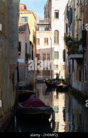 Venedig, Italien - 18. Mai 2018: Enger Kanal in der Altstadt Stockfoto