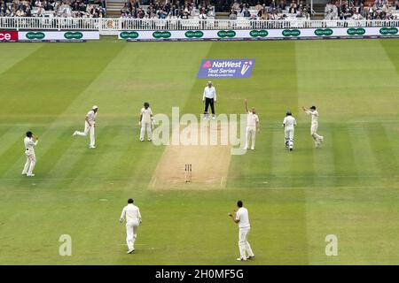 Der englische Ben Stokes feiert, dass der pakistanische Kapitän Sarfaz Ahmed (zweiter rechts) von Mark Wood gefangen genommen wird Stockfoto