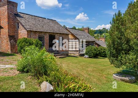 Blountville, Tennessee, USA - 14. August 2021: Alte historische Gebäude hinter dem Deery Inn in der Innenstadt von Blountville. Stockfoto