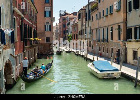 Venedig, Italien - 18. Mai 2018: Enger Kanal mit Gondel in der Altstadt Stockfoto