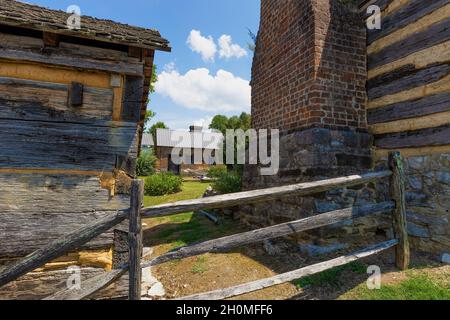 Blountville, Tennessee, USA - 14. August 2021: Rückseite historischer Gebäude hinter dem historischen Deery Inn in der Innenstadt von Blountville. Stockfoto