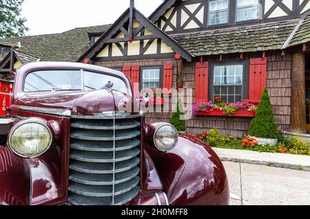 Oldsmobile aus den späten dreißiger Jahren vor dem Restaurant, Bigfork, Montana, USA Stockfoto