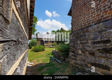 Blountville, Tennessee, USA - 14. August 2021: Rückseite historischer Gebäude hinter dem historischen Deery Inn in der Innenstadt von Blountville. Stockfoto