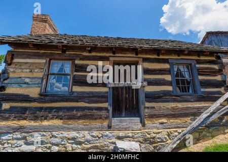 Blountville, Tennessee, USA - 14. August 2021: Rückseite historischer Gebäude hinter dem historischen Deery Inn in der Innenstadt von Blountville. Stockfoto