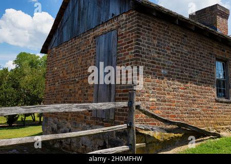 Blountville, Tennessee, USA - 14. August 2021: Rückseite historischer Gebäude hinter dem historischen Deery Inn in der Innenstadt von Blountville. Stockfoto