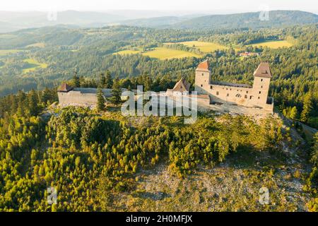 Luftaufnahme der mittelalterlichen Kasperk Burg an einem sonnigen Tag in Südböhmen, Sumava, Tschechien Stockfoto