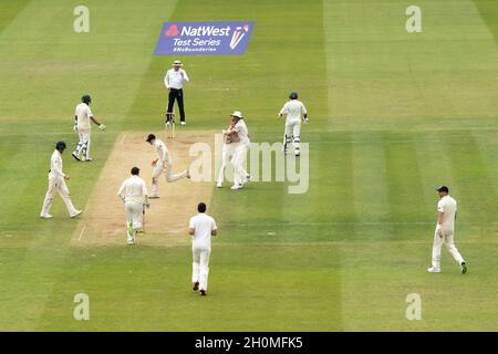Der englische Ben Stokes feiert, dass der pakistanische Kapitän Sarfaz Ahmed (zweiter rechts) von Mark Wood gefangen genommen wird Stockfoto