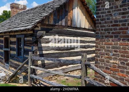 Blountville, Tennessee, USA - 14. August 2021: Rückseite historischer Gebäude hinter dem historischen Deery Inn in der Innenstadt von Blountville. Stockfoto