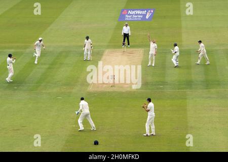 Der englische Ben Stokes feiert, dass der pakistanische Kapitän Sarfaz Ahmed (zweiter rechts) von Mark Wood gefangen genommen wird Stockfoto