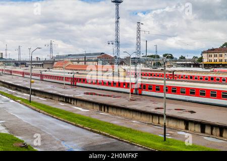 Züge am Hauptbahnhof in Vilnius, Litauen. Stockfoto