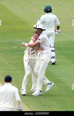 Der englische Ben Stokes feiert, dass der pakistanische Kapitän Sarfaz Ahmed (rechts) von Mark Wood gefangen genommen wird Stockfoto
