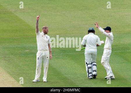 Der englische Ben Stokes feiert, dass der pakistanische Kapitän Sarfaz Ahmed (Mitte) von Mark Wood gefangen genommen wird Stockfoto