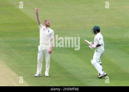 Der englische Ben Stokes feiert, dass der pakistanische Kapitän Sarfaz Ahmed (rechts) von Mark Wood gefangen genommen wird Stockfoto