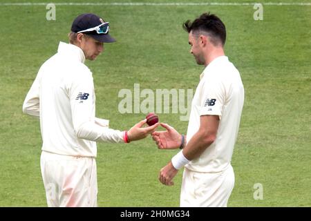 Der englische Kapitän Joe Root (links) und James Anderson diskutieren über die Form des Balls Stockfoto