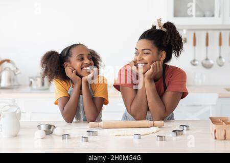 Schöne schwarze Mutter und Tochter genießen Backen Stockfoto