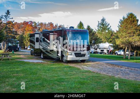 Tiffin Allegro Open Road Klasse A Wohnmobil auf einem Campingplatz im Raccoon Holler Campground in Jefferson, North Carolina Stockfoto