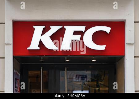 VALENCIA, SPANIEN - 21. SEPTEMBER 2021: KFC ist eine amerikanische Fast-Food-Restaurantkette, die sich auf gebratenes Huhn spezialisiert hat Stockfoto