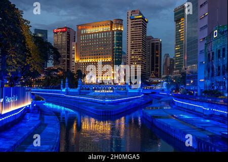 Masjid Jamek am Fluss des Lebens, aufgenommen in der Abenddämmerung, Kuala Lumpur, Malaysia Stockfoto