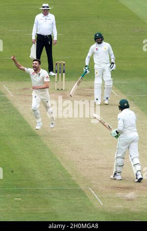 Englands Mark Wood (links) feiert die Einnahme des Wickels von Pakistans Haris Sohali (rechts) Stockfoto