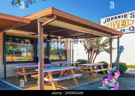 Das Johnnie's Drive-in-Restaurant soll ein beliebter Cheeseburger-Ort für den jungen Elvis Presley in Tupelo, Mississippi, USA, sein. Stockfoto