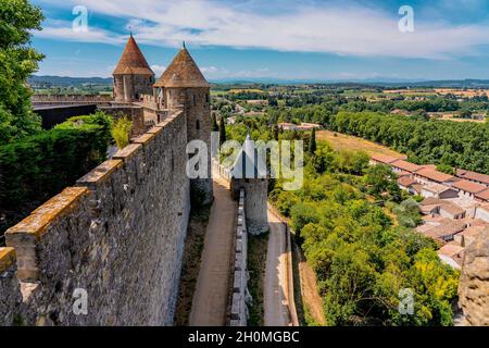 Panoramablick auf die mittelalterliche Zitadelle Carcassonne von den Burgmauern der Stadt Carcassonne. Alte historische Denkmäler Europas im Süden von Franc Stockfoto