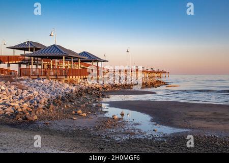 Ebbe am Garfield Ladner Memorial Pier an der Mississippi Gulf Coast in Waveland, MS Stockfoto