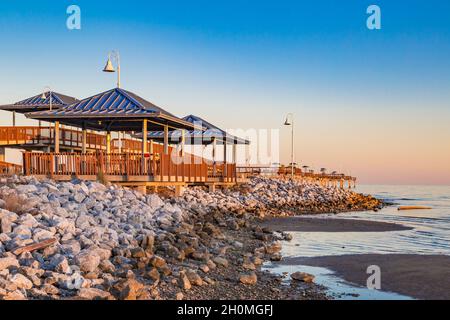 Ebbe am Garfield Ladner Memorial Pier an der Mississippi Gulf Coast in Waveland, MS Stockfoto