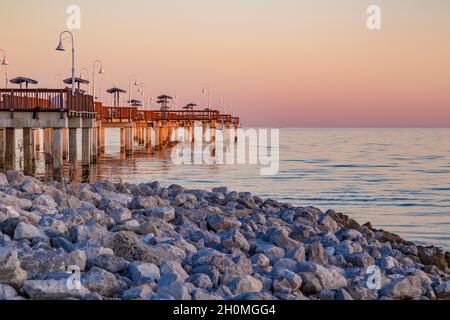 Ebbe am Garfield Ladner Memorial Pier an der Mississippi Gulf Coast in Waveland, MS Stockfoto