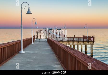 Garfield Ladner Memorial Pier an der Mississippi Golfküste in Waveland, MS wegen Hurrikan-Schäden geschlossen Stockfoto