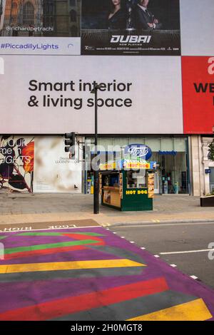 Gelbe Straßenmarkierungen führen zur Architektur des Piccadilly Circus in London, England, Großbritannien, Europa Stockfoto