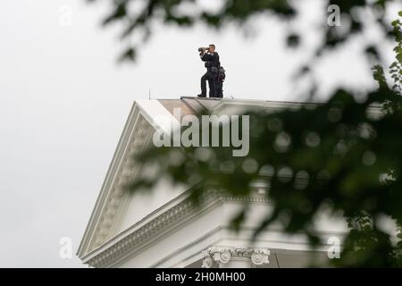 Beamte des Geheimdienstes wachen über einen Protest im Weißen Haus in Washington, DC, 13. Oktober 2021. Kredit: Chris Kleponis/Pool über CNP Stockfoto